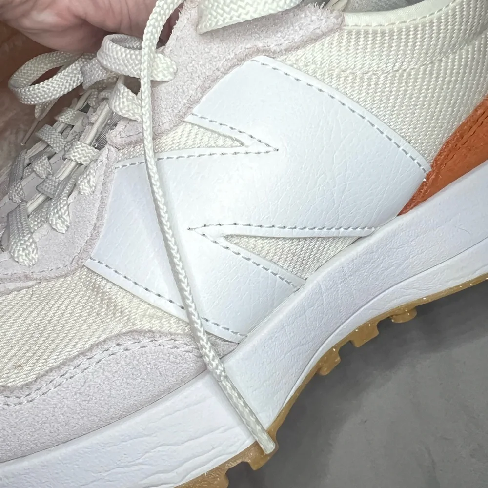 New Balance classics 327. White Cream and tan. Women’s 8. - Picture 10 of 16